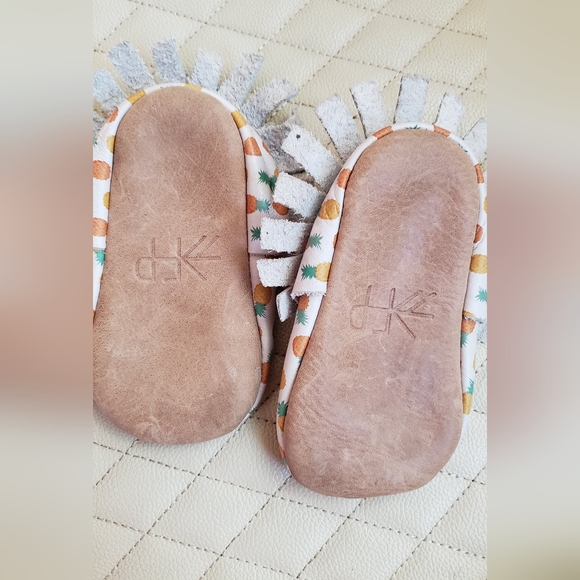 FRESHLY PICKED !!!NEW!!! Pineapple 🍍 moccasins size 5 - Picture 4 of 4
